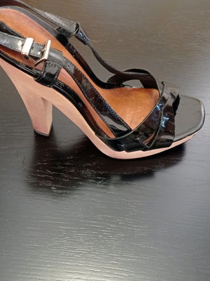Schutz sandals new with wooden heel and patent leather size 40