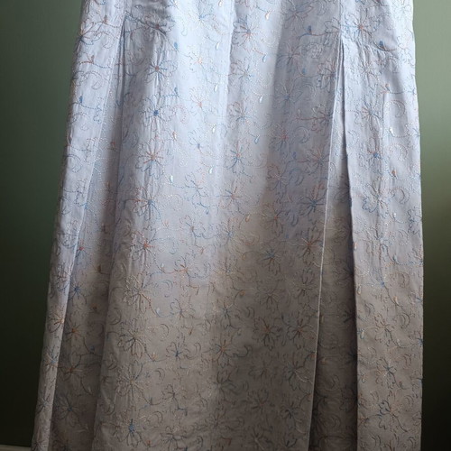 Maxi sleeveless dress like new, lilac with embroidery