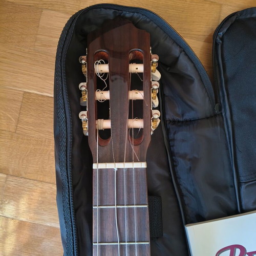 Esteve 4ST Classical Guitar 2005 like new with case and 2 books