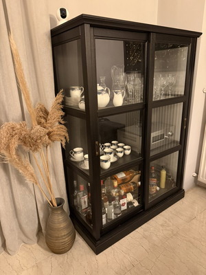 IKEA βιτρίνα με τζάμι και συρόμενα πορτάκια σε μαύρο