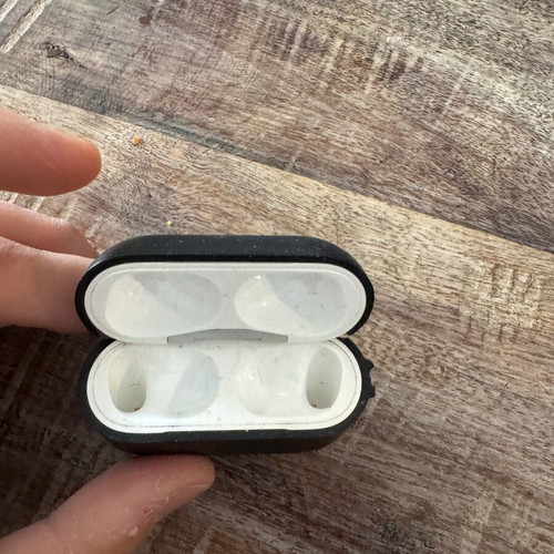 AirPods case like new