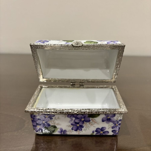 Porcelain jewelry box with Violet Chintz pattern