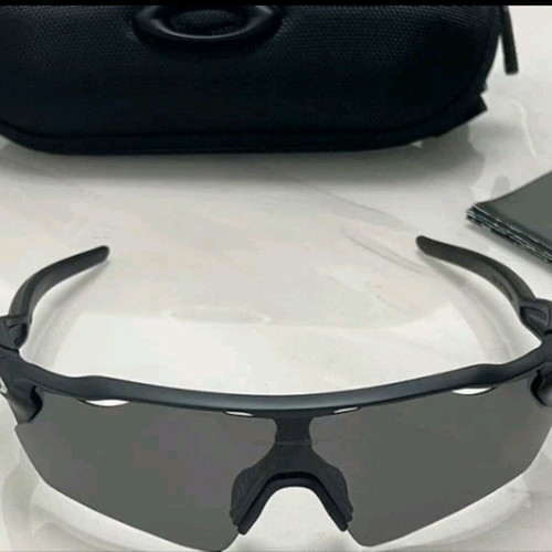 Oakley Mens Sunglasses Set Like New with Case and Extra Lenses