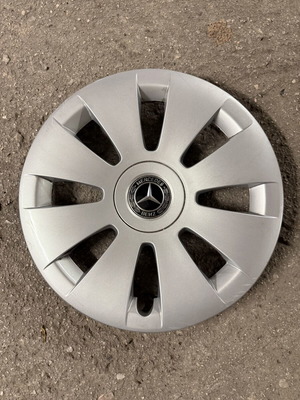 Mercedes Vito V-Class W447 16” OEM hubcap like new A4474000400
