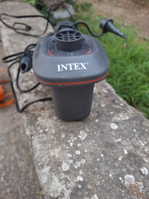 Ηλεκτρική τρόμπα αυτοκινήτου Intex QuickFill 12V σαν καινούργιο για φουσκωτά
