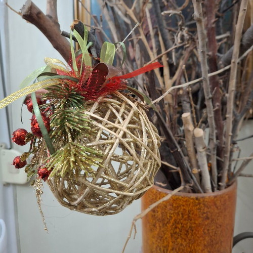Handmade Christmas rattan balls, red and gold, set of 2