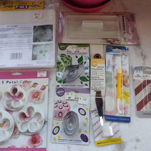 Fondant tools and materials set new