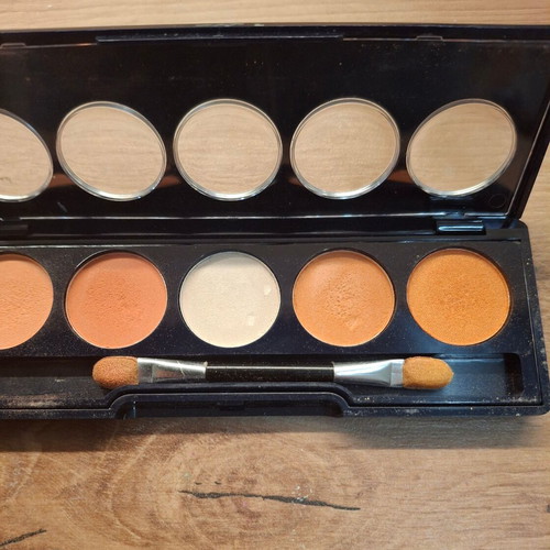 Glamorous eyeshadow new
