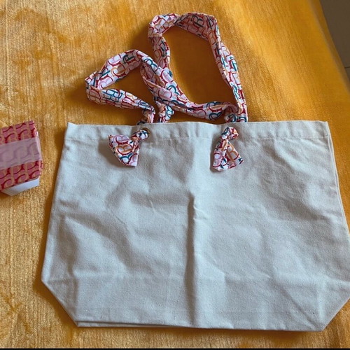 Roger & Gallet beach bag new with two scarves, beige