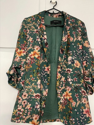 Zara floral jacket medium size like new, oversized fit
