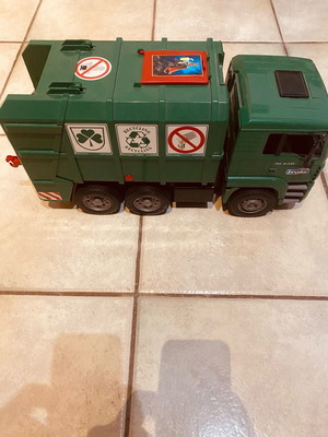 Bruder MAN зелен рециклиращ камион за отпадъци употребяван