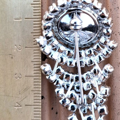 Vintage style pin used with rhinestones