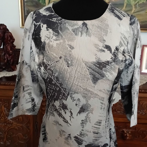 Women's printed dress like new in gray and beige