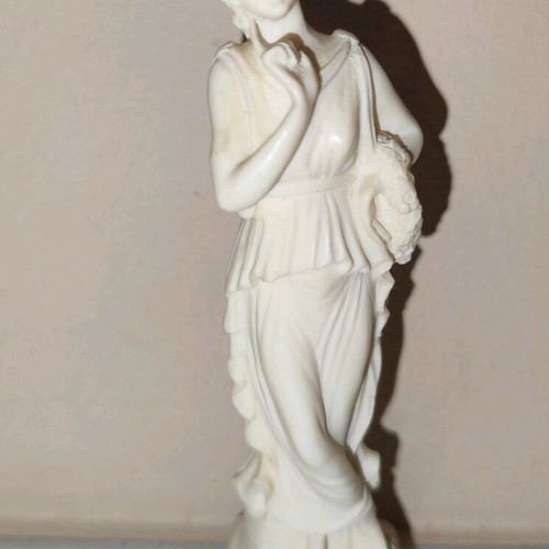 Female statue Greek-Roman style like new