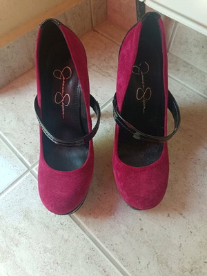 Jessica Simpson pumps