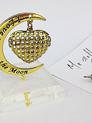 Επιτραπέζιο διακοσμητικό "Love you to the moon" κατόπιν παραγγελίας με κρεμαστή καρδιά
