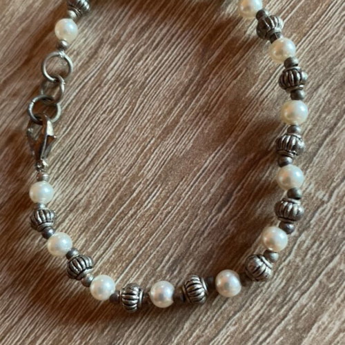 Bracelet handmade with pearl beads and metal elements