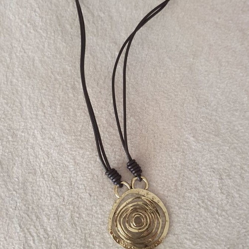 Necklace with 3 spiral designs new, black and gold