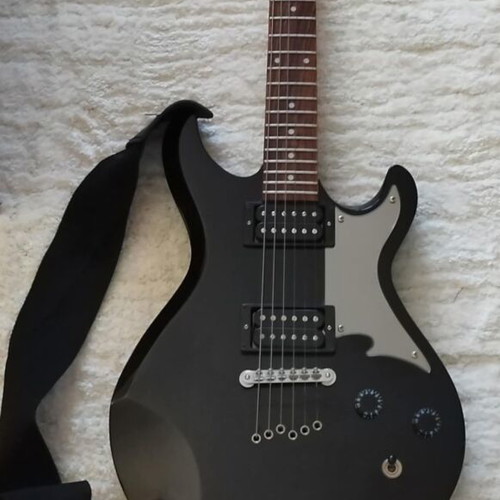 Cort Z22 electric guitar like new with case and strap