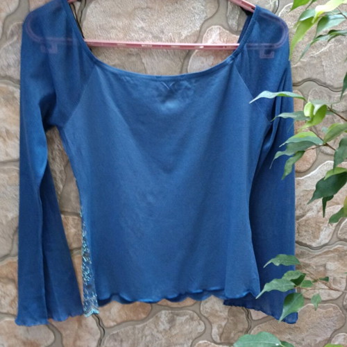 T-shirt used one size turquoise with embossed design