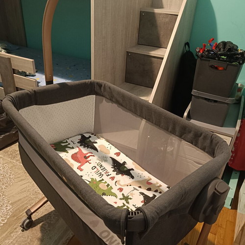 Cradle CAM like new with adjustable height and soft mattress