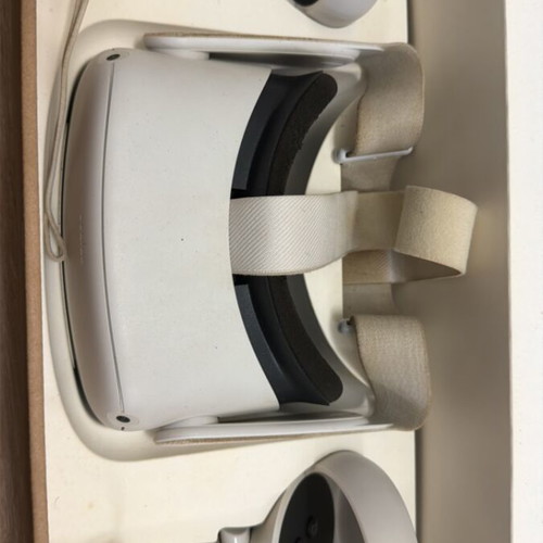 VR headset Oculus Quest 2 256 GB barely used with box and controllers