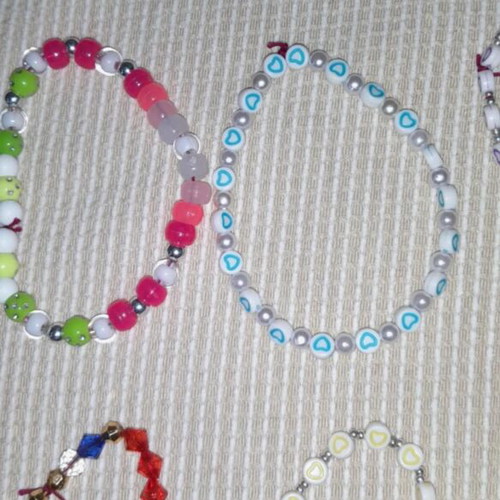 Handmade jewelry set with 67 bracelets, 25 pairs of earrings, 34 keychains new