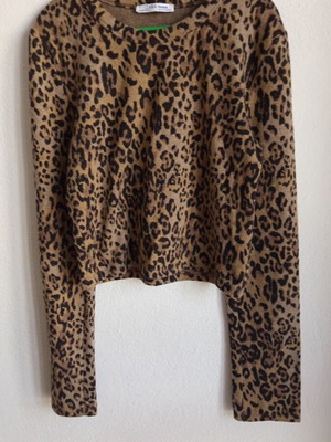 Zara long-sleeve crop top leopard print new, size S