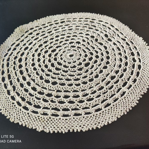 Serving tray with handmade doily like new, diameter 26cm