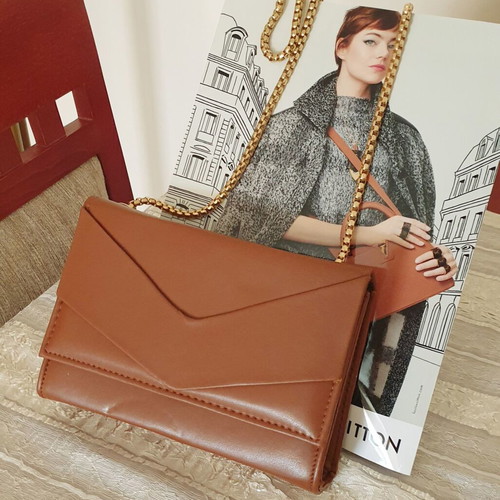 Shoulder bag like new with gold chain brown color
