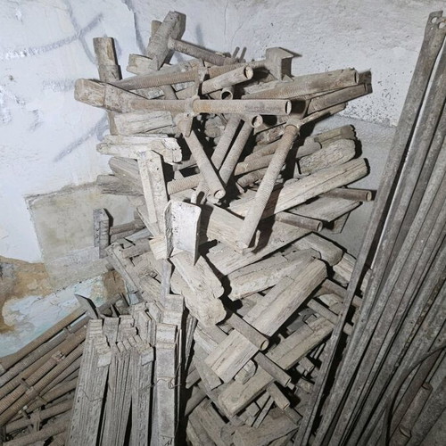 Construction towers used with braces and screws in various heights