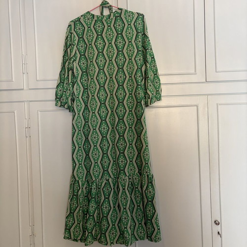 Geometric midi dress with neckline and ruffle hem
