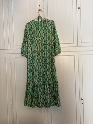 Geometric midi dress with neckline and ruffle hem