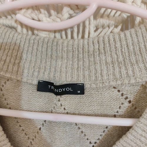 Beige knitted sweater with quilted pattern like new, size M