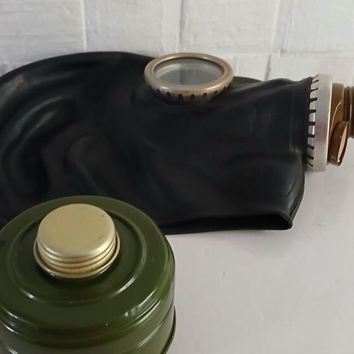 GP-5 Gas Mask like new with green metal filter and carrying bag