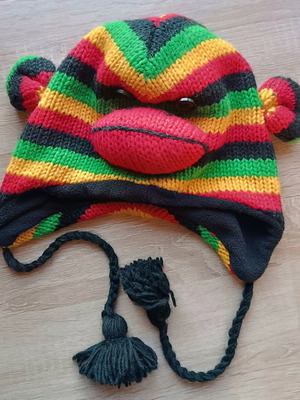 Reggae monkey hat like new, 100% wool, colorful