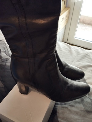 Clarks leather boots size 38 like new, black