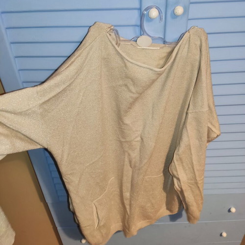 Women's gold long blouse like new with side openings, buttons and pockets
