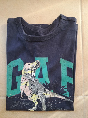 GAP Kids T-shirt like new, organic cotton, dinosaur print, size M