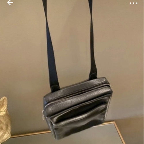 Louis Vuitton Τσάντα Ώμου σαν καινούργιο, ανάγλυφο δέρμα Taiga, μαύρο