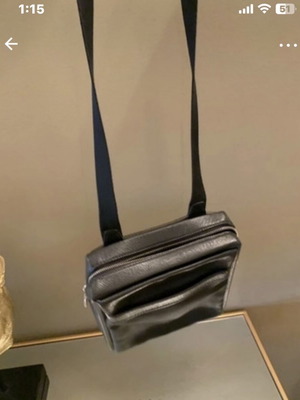 Louis Vuitton Τσάντα Ώμου σαν καινούργιο, ανάγλυφο δέρμα Taiga, μαύρο