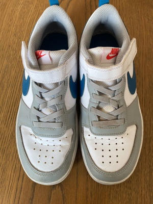 Nike sneakers like new, size 34, white sports shoes