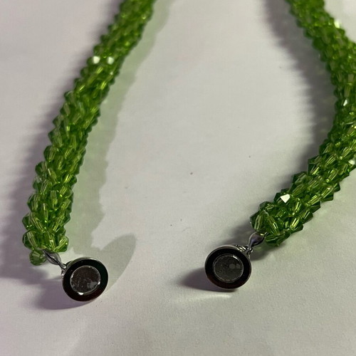 Necklace with perfect green color and magnetic clasp like new