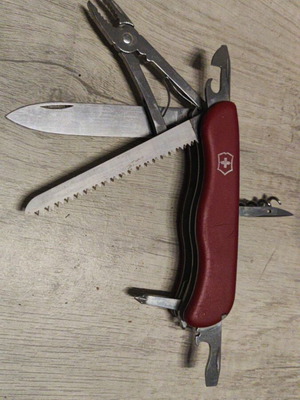 Victorinox Outrider Swiss Army Knife like new, red, 14 functions