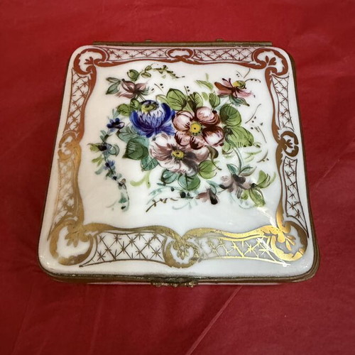 Sevre box in like new condition, 9x9x4 cm