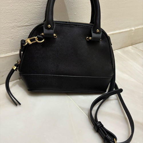 Women's black crossbody bag like new with detachable strap