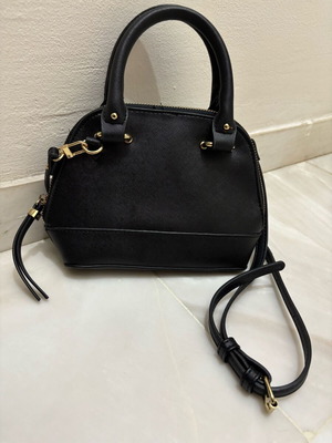 Women's black crossbody bag like new with detachable strap
