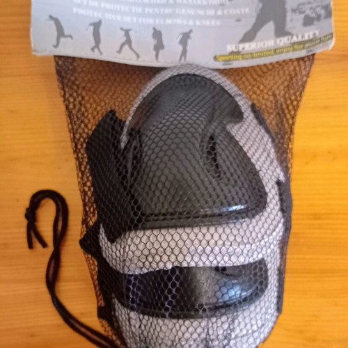LiveUp Sports kids protective set like new with knee and elbow pads