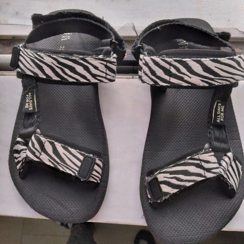 Zara sandals size 32, black