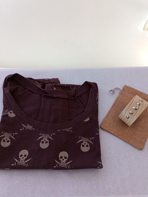 T-shirt with skull print and rock bracelet gift, like new, brown beige